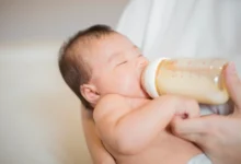 Como fazer o bebê pegar mamadeira?