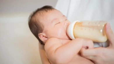 Como fazer o bebê pegar mamadeira?